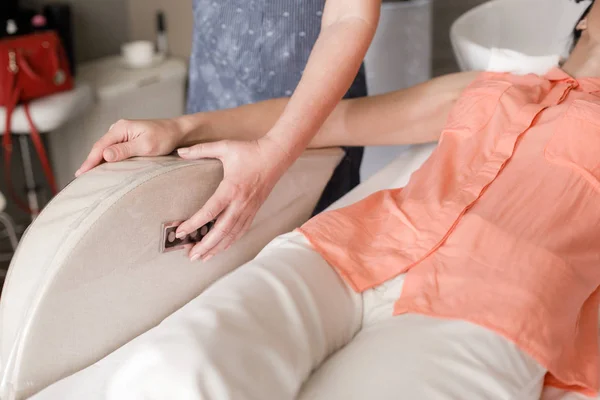 Peluquería está lavando cabeza femenina en estudio de belleza — Foto de Stock