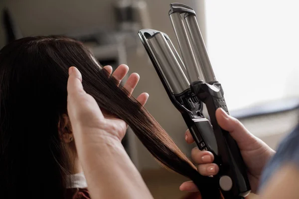 Vrouw heeft haar Gekroesd door professional — Stockfoto