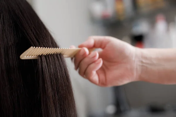 Стилист делает женские волосы в салоне красоты — стоковое фото
