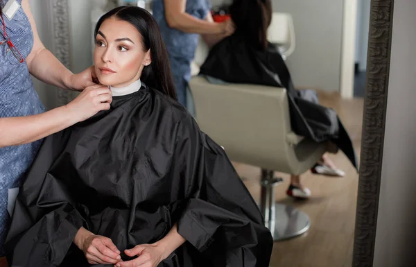 Tranquillo donna sta facendo capelli in salone — Foto Stock