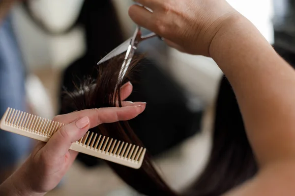 Клієнт розрізає волосся професіоналами — стокове фото