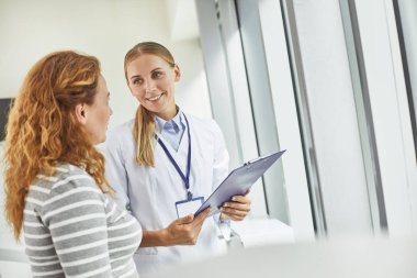 Genç doktor hastaya bakarken Pano holding