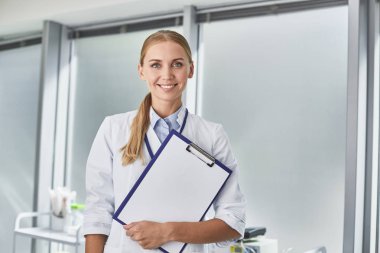 Tıbbi ofis pano konumu olan genç kadın doktor