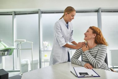 Doktor kadın omuz o ona mutlu gülümseyerek baktığını süre dokunaklı