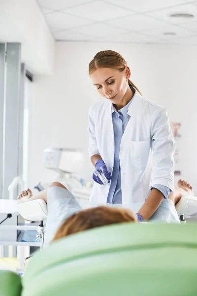 Unga läkare gör gynekologisk undersökning av kvinna — Stockfoto