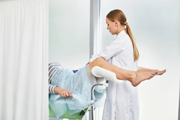 Läkare gör gynekologisk undersökning av mogen kvinna — Stockfoto