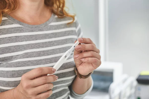 Lady dela glada nyheter om hennes framtida moderskap — Stockfoto