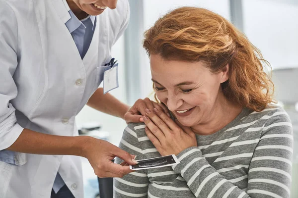 Läkare visar ultraljudsbilden baby lycklig mor — Stockfoto