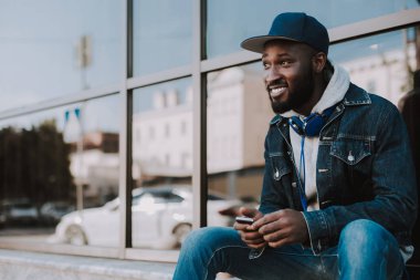 Neşeli afro Amerikalı adam cep telefonunu kullanma