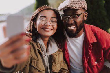 Çok mutlu güzel kadın fotoğrafları sevgilisi ile yapma