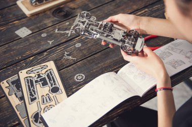 Özenli Bayan onun Oluşturucu yaparken öğretim denetleme