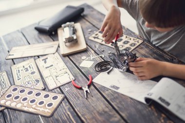 Pense tutarak ve onun mekanizma yalnız sabitleme konsantre çocuk