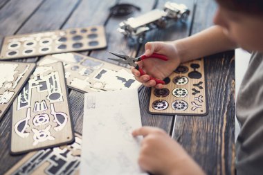 Özenli çocuk desen Oluşturucu ile otururken kontrol