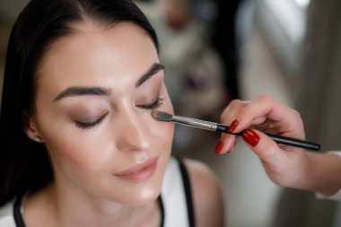 Son saatlerinde yanında bulunanlar için kapatıcı uygulamak için özel düz fırça