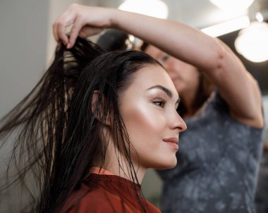 Saç modeli ana stil saç kurutma makinesi ile yapıyor
