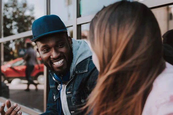 Joyeux beau afro américain ayant une conversation agréable — Photo