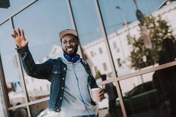 Positieve afro Amerikaanse man verheugd over zijn vriend — Stockfoto