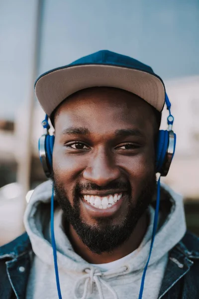 Portret van een vrolijke jongeman, luisteren naar muziek — Stockfoto