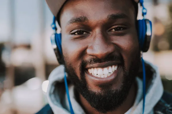 Close up van vrolijke afro Amerikaanse man hoofdtelefoon dragen — Stockfoto