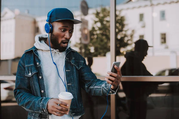 Neşeli afro Amerikalı adam cep telefonunu kullanma