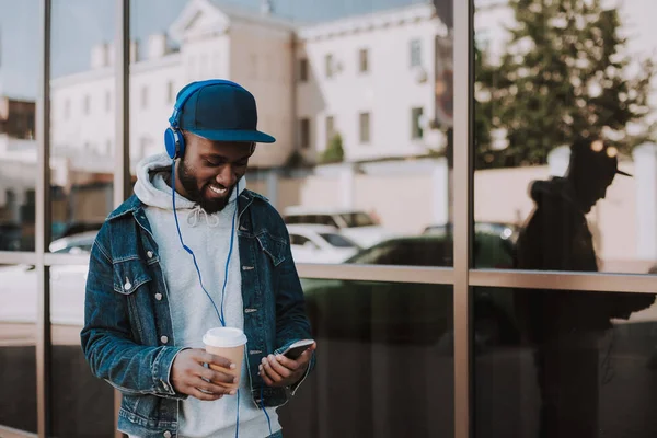 Gelukkig jonge afro Amerikaanse man die luisteren naar muziek — Stockfoto