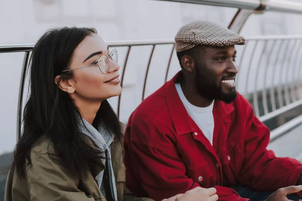 Positive junge Frau ruht sich mit ihrem männlichen Freund aus — Stockfoto