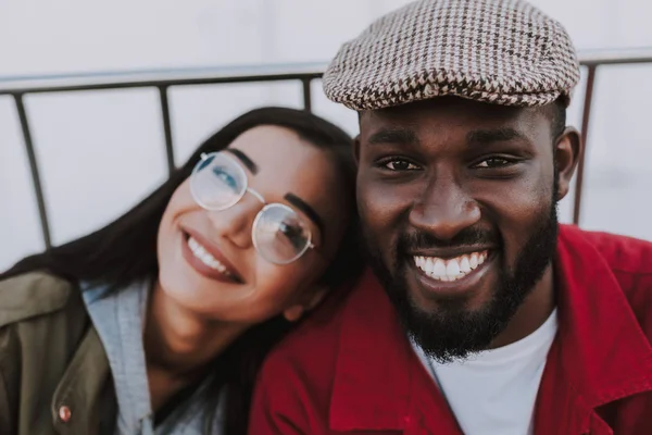 Portrét radostné afro americký muž se usmívá na kameru — Stock fotografie