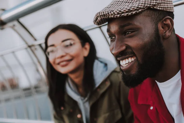 Pria afro american gembira duduk dengan teman wanitanya — Stok Foto