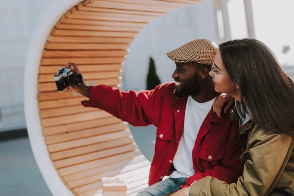 Позитивный афро-американец делает фотографии со своей девушкой — стоковое фото