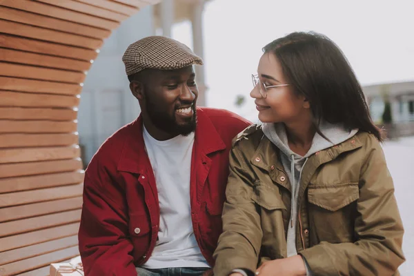 Positivo afro-americano descansando con su novia — Foto de Stock