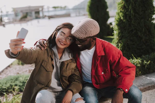 Joli jeune couple international faisant des selfies en plein air — Photo