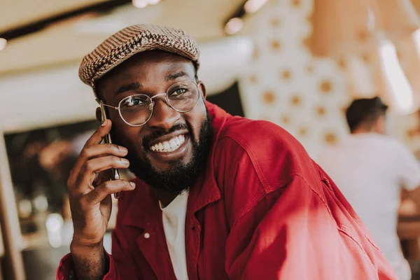 Vrolijke afro Amerikaanse man met een telefoongesprek — Stockfoto