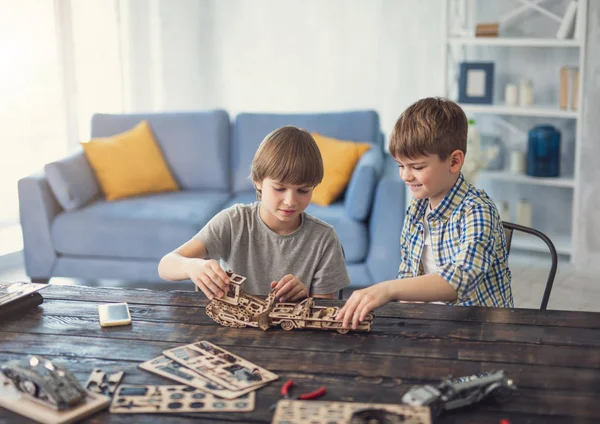 Activité Domicile Enfants Sympathiques Positifs Regardant Intéressés Tout Touchant Leur — Photo