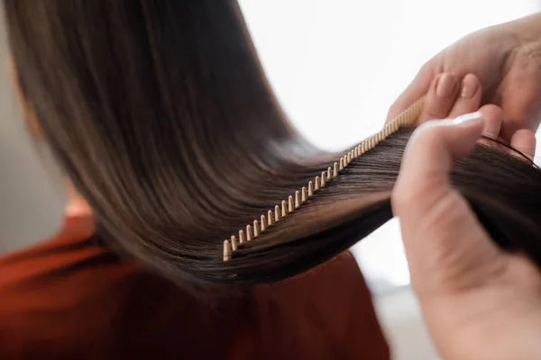 Cabeleireiro pentear o cabelo após o styling no salão de beleza — Fotografia de Stock