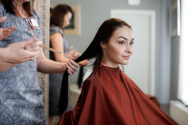 Bella signora facendo nuovo stile nel salone di bellezza — Foto Stock