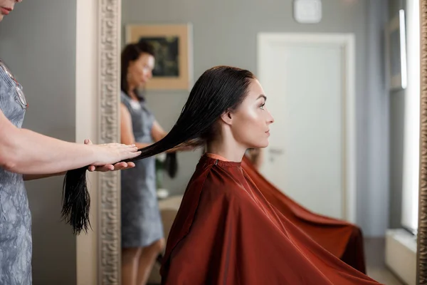 Stylist making styling per capelli lunghi a casa — Foto Stock