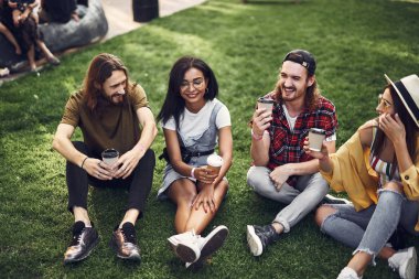 Gençler açık havada rahatlatıcı ve onların sıcak kahve zevk