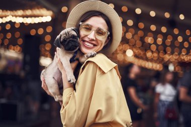 Genç Bayan mutlu yanağı için acil yavru iken arıyorum