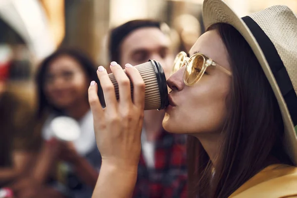 Portrét krásné dámy pití chutná káva s očima uzavřena — Stock fotografie