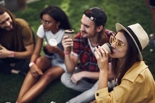 Rustige jonge vrouw ogen sluiten terwijl u geniet van haar koffie — Stockfoto