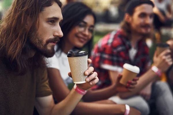 Gondolkodó fiatal ember kávét iszik, és nézek a távolba — Stock Fotó