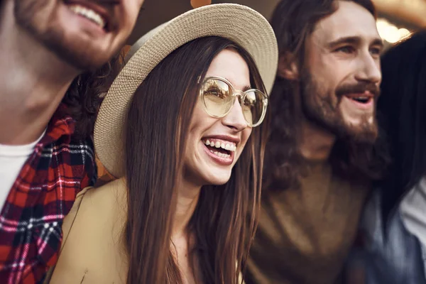 Primer plano de la joven feliz rodeada de amigos —  Fotos de Stock