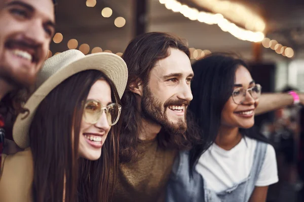 Gros plan de quatre personnes souriant et regardant au loin — Photo