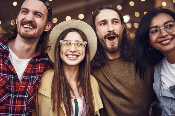 Close up de dois casais sorrindo e parecendo felizes juntos — Fotografia de Stock