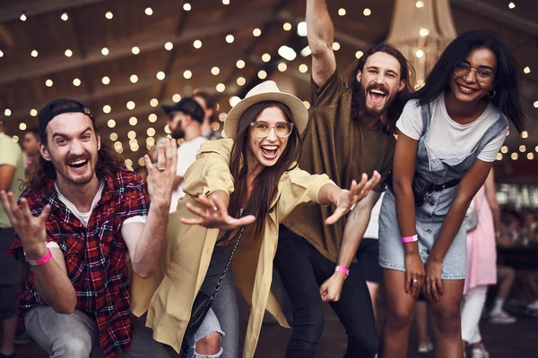 Expressieve mensen lachen en handen zetten terwijl u blij — Stockfoto