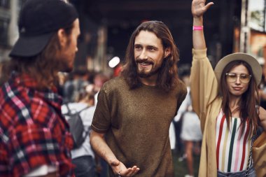 Genç arkadaşlar konser açık zaman harcama