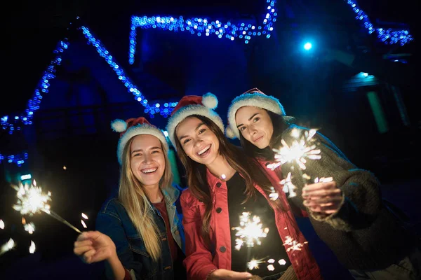 Радостные улыбающиеся женщины веселятся со сверкающими — стоковое фото
