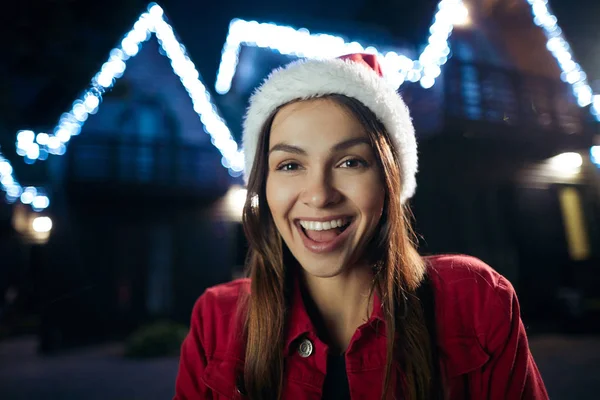 Mujer hermosa positiva con un sombrero festivo — Foto de Stock