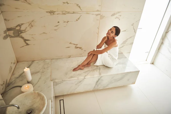 Vista superior da senhora relaxada tocando seu pescoço enquanto está em hammam — Fotografia de Stock