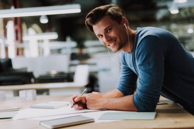 Neşeli genç adam bir çizim yapacak